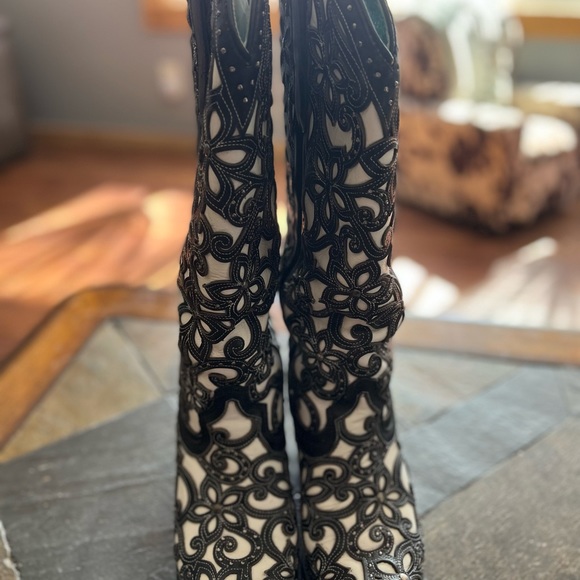 Black & white tooled boots - Picture 2 of 6